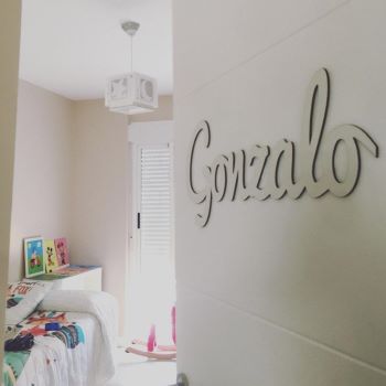 Nombre hecho de madera para decoración de habitación infantil